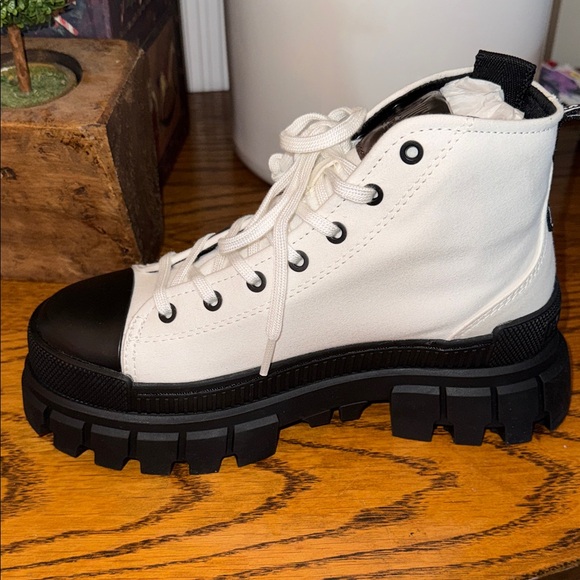 Palladium REVOLT STAR WHITE High-Top Lace-Up Boots with Black Toe Size 6 NIB - Picture 8 of 11
